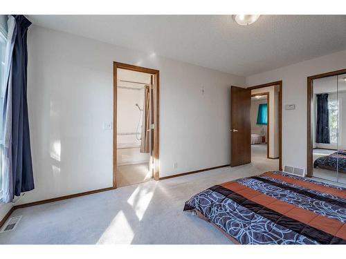 43 Edgewood Place Nw, Calgary, AB - Indoor Photo Showing Bedroom