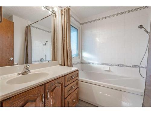 43 Edgewood Place Nw, Calgary, AB - Indoor Photo Showing Bathroom