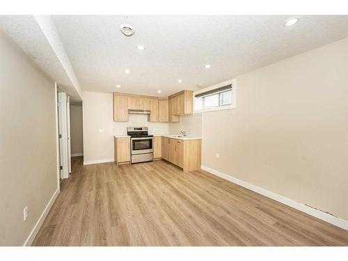 110 Saddlecrest Close Ne, Calgary, AB - Indoor Photo Showing Kitchen