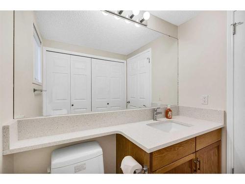 208 Mt Selkirk Close Se, Calgary, AB - Indoor Photo Showing Bathroom