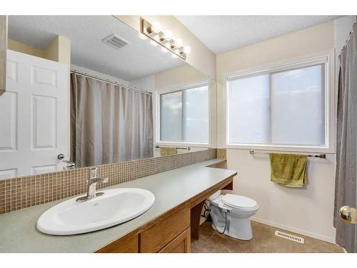 208 Mt Selkirk Close Se, Calgary, AB - Indoor Photo Showing Bathroom