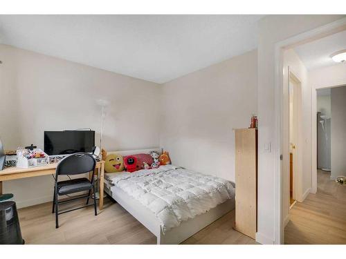 208 Mt Selkirk Close Se, Calgary, AB - Indoor Photo Showing Bedroom