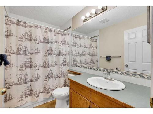 208 Mt Selkirk Close Se, Calgary, AB - Indoor Photo Showing Bathroom