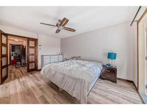 4347 2 Street Nw, Calgary, AB - Indoor Photo Showing Bedroom