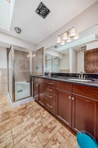 4347 2 Street Nw, Calgary, AB - Indoor Photo Showing Bathroom