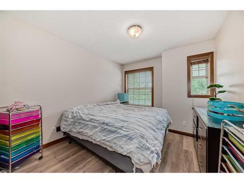 4347 2 Street Nw, Calgary, AB - Indoor Photo Showing Bedroom