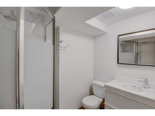 205 Allan Crescent Se, Calgary, AB - Indoor Photo Showing Bathroom