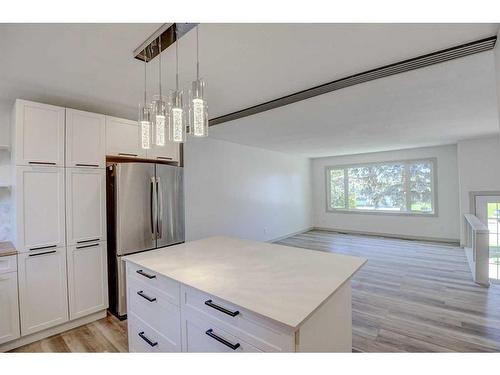 205 Allan Crescent Se, Calgary, AB - Indoor Photo Showing Kitchen