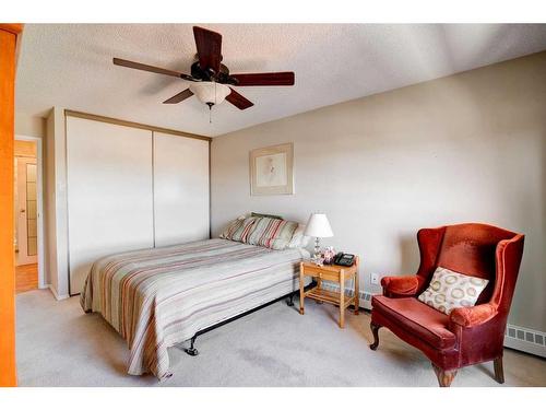 1209-9800 Horton Road Sw, Calgary, AB - Indoor Photo Showing Bedroom