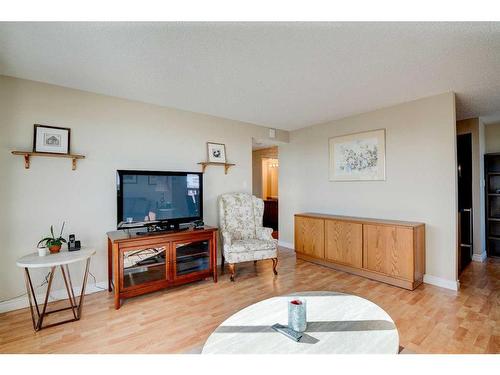 1209-9800 Horton Road Sw, Calgary, AB - Indoor Photo Showing Living Room