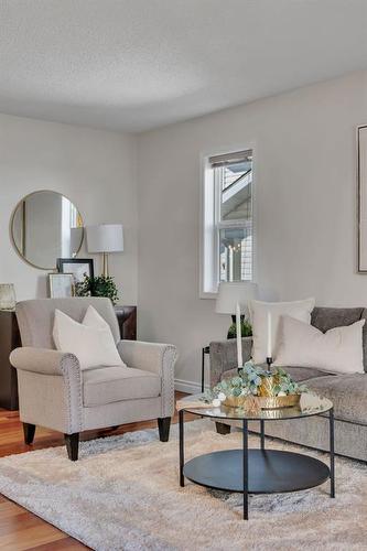 24 Tuscarora Place Nw, Calgary, AB - Indoor Photo Showing Living Room