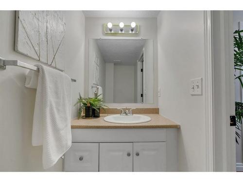 24 Tuscarora Place Nw, Calgary, AB - Indoor Photo Showing Bathroom