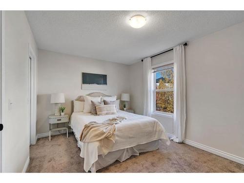 24 Tuscarora Place Nw, Calgary, AB - Indoor Photo Showing Bedroom