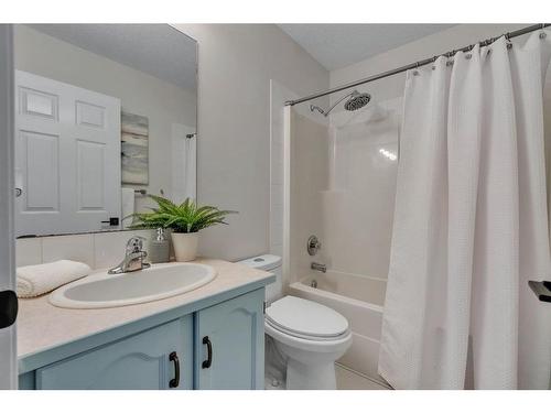 24 Tuscarora Place Nw, Calgary, AB - Indoor Photo Showing Bathroom