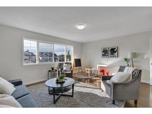 24 Tuscarora Place Nw, Calgary, AB - Indoor Photo Showing Living Room