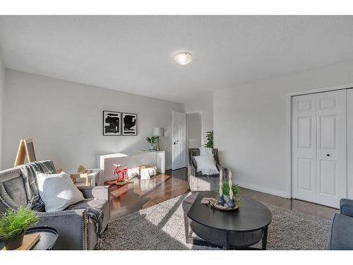 24 Tuscarora Place Nw, Calgary, AB - Indoor Photo Showing Living Room