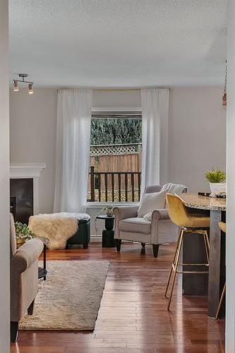 24 Tuscarora Place Nw, Calgary, AB - Indoor Photo Showing Living Room