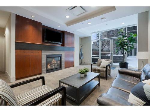 407-1118 12 Avenue Sw, Calgary, AB - Indoor Photo Showing Living Room With Fireplace