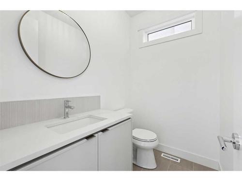 721 36 Street Nw, Calgary, AB - Indoor Photo Showing Bathroom