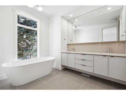 721 36 Street Nw, Calgary, AB - Indoor Photo Showing Bathroom