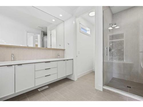 721 36 Street Nw, Calgary, AB - Indoor Photo Showing Bathroom