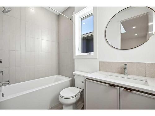 721 36 Street Nw, Calgary, AB - Indoor Photo Showing Bathroom