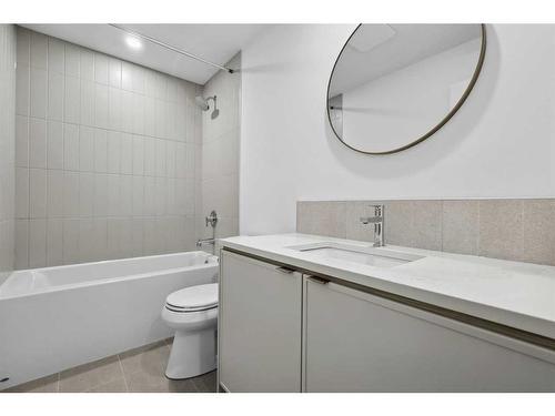 721 36 Street Nw, Calgary, AB - Indoor Photo Showing Bathroom