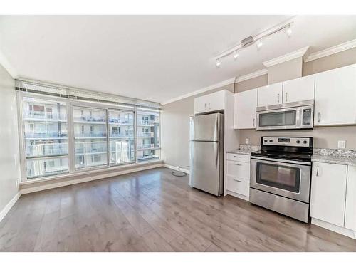 1103-10 Brentwood Common Nw, Calgary, AB - Indoor Photo Showing Kitchen With Stainless Steel Kitchen