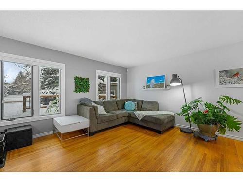 51 Lake Wapta Rise Se, Calgary, AB - Indoor Photo Showing Living Room