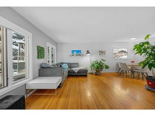 51 Lake Wapta Rise Se, Calgary, AB - Indoor Photo Showing Living Room