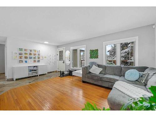 51 Lake Wapta Rise Se, Calgary, AB - Indoor Photo Showing Living Room