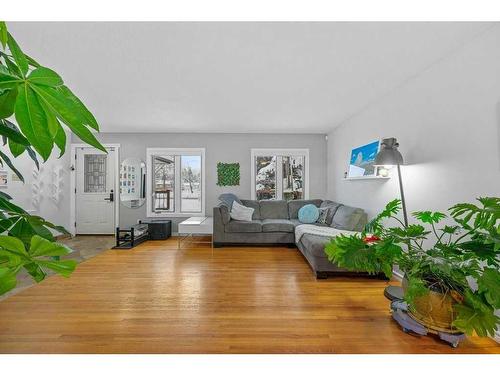 51 Lake Wapta Rise Se, Calgary, AB - Indoor Photo Showing Living Room