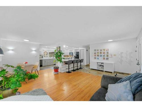 51 Lake Wapta Rise Se, Calgary, AB - Indoor Photo Showing Living Room