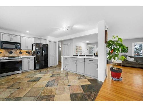 51 Lake Wapta Rise Se, Calgary, AB - Indoor Photo Showing Kitchen