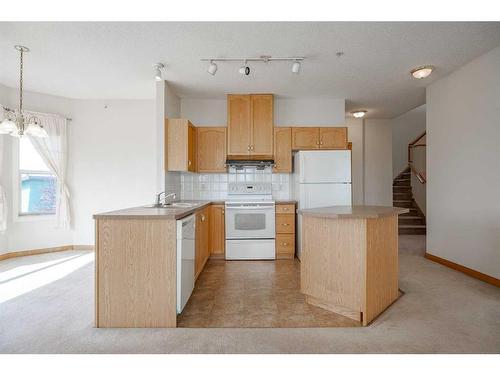 226-1920 14 Avenue Ne, Calgary, AB - Indoor Photo Showing Kitchen