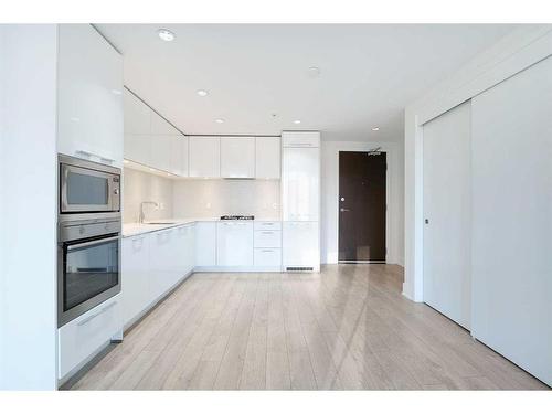 805-901 10 Avenue Sw, Calgary, AB - Indoor Photo Showing Kitchen