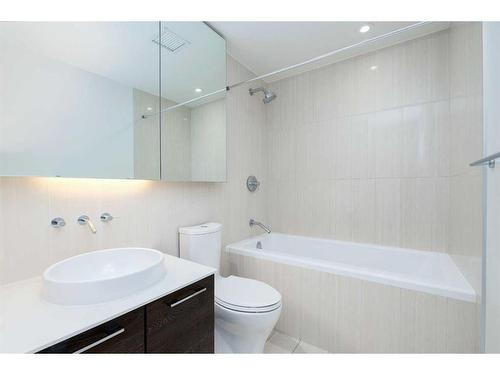 805-901 10 Avenue Sw, Calgary, AB - Indoor Photo Showing Bathroom