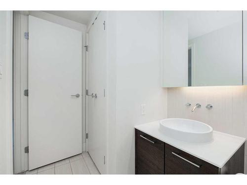 805-901 10 Avenue Sw, Calgary, AB - Indoor Photo Showing Bathroom