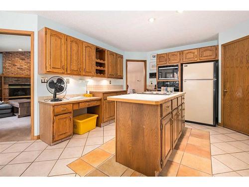 99 Oakmount Court Sw, Calgary, AB - Indoor Photo Showing Kitchen