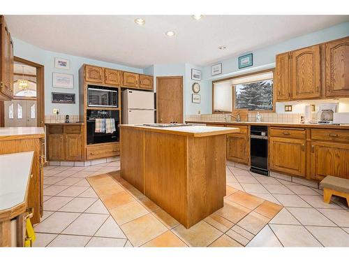 99 Oakmount Court Sw, Calgary, AB - Indoor Photo Showing Kitchen