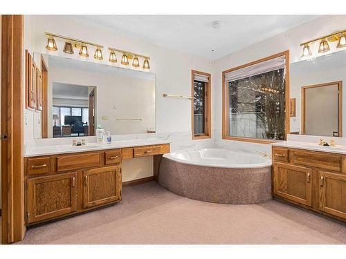 99 Oakmount Court Sw, Calgary, AB - Indoor Photo Showing Bathroom