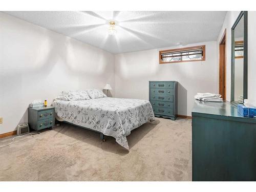 99 Oakmount Court Sw, Calgary, AB - Indoor Photo Showing Bedroom