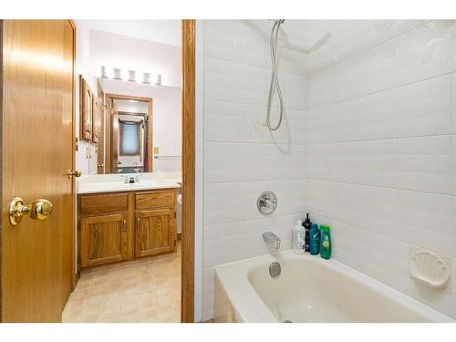 99 Oakmount Court Sw, Calgary, AB - Indoor Photo Showing Bathroom