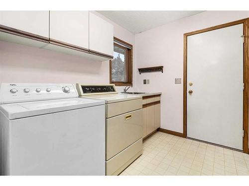 99 Oakmount Court Sw, Calgary, AB - Indoor Photo Showing Laundry Room