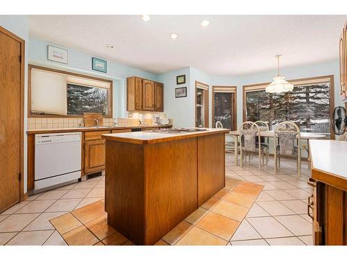 99 Oakmount Court Sw, Calgary, AB - Indoor Photo Showing Kitchen