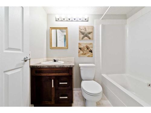 17 Tuscany Valley Park Nw, Calgary, AB - Indoor Photo Showing Bathroom