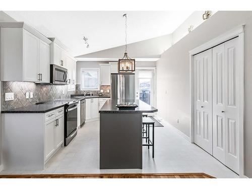 336 Willow Ridge Manor, Diamond Valley, AB - Indoor Photo Showing Kitchen With Upgraded Kitchen