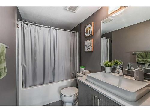 5305-302 Skyview Ranch Drive Ne, Calgary, AB - Indoor Photo Showing Bathroom