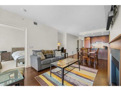 812-222 Riverfront Avenue Sw, Calgary, AB - Indoor Photo Showing Living Room