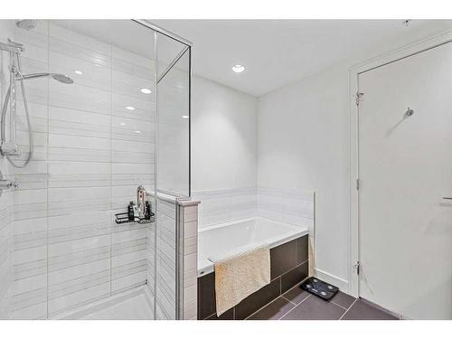 812-222 Riverfront Avenue Sw, Calgary, AB - Indoor Photo Showing Bathroom